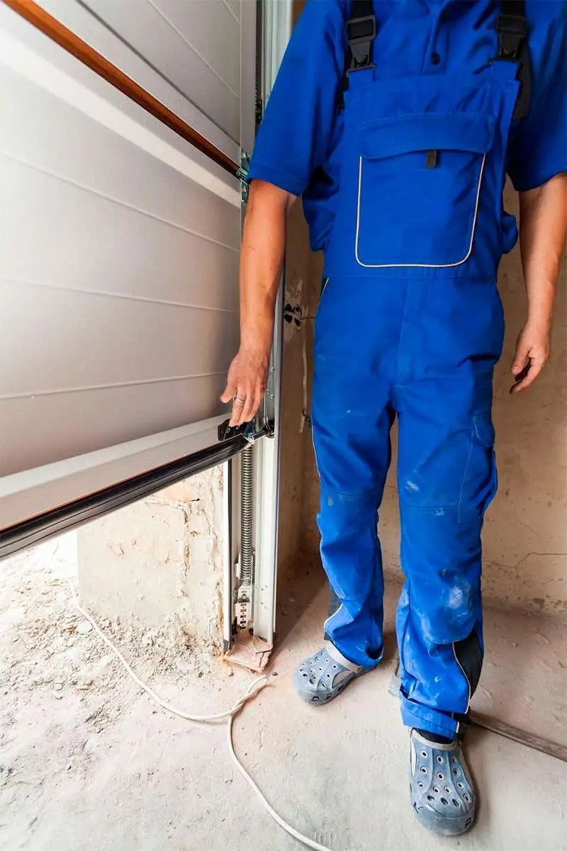 Garage Door Repair Service - Hardy Garage Door Crew Naples, Florida